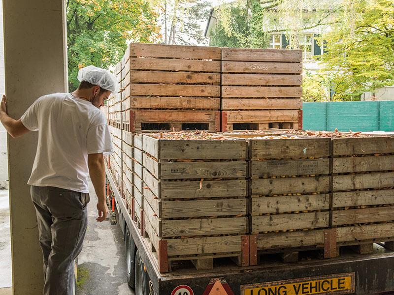 Chariot avec caisses en bois