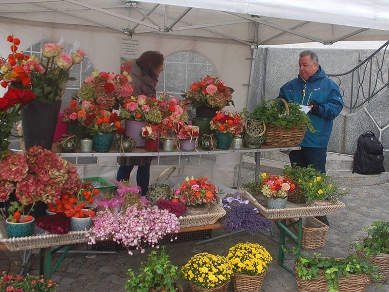 BLOG_Wochenmarkt_Marktstand-Blumen-und-Fritz