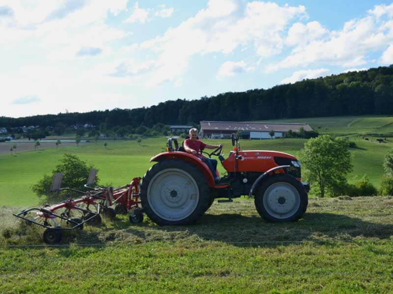 Dieter sur la ferme biologique du tracteur