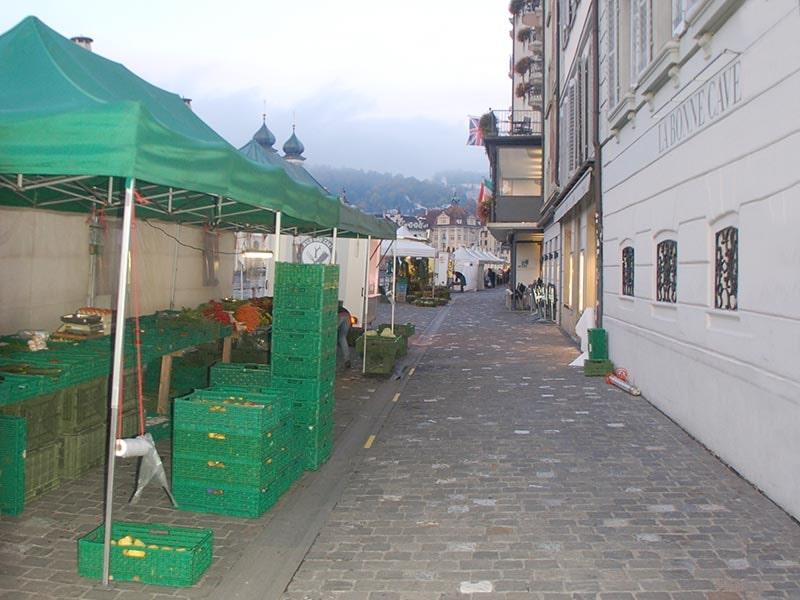 BLOG_week_market_building e bancarella