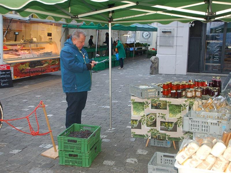 BLOG_Wochenmarkt_Marktstand-und-Fritz