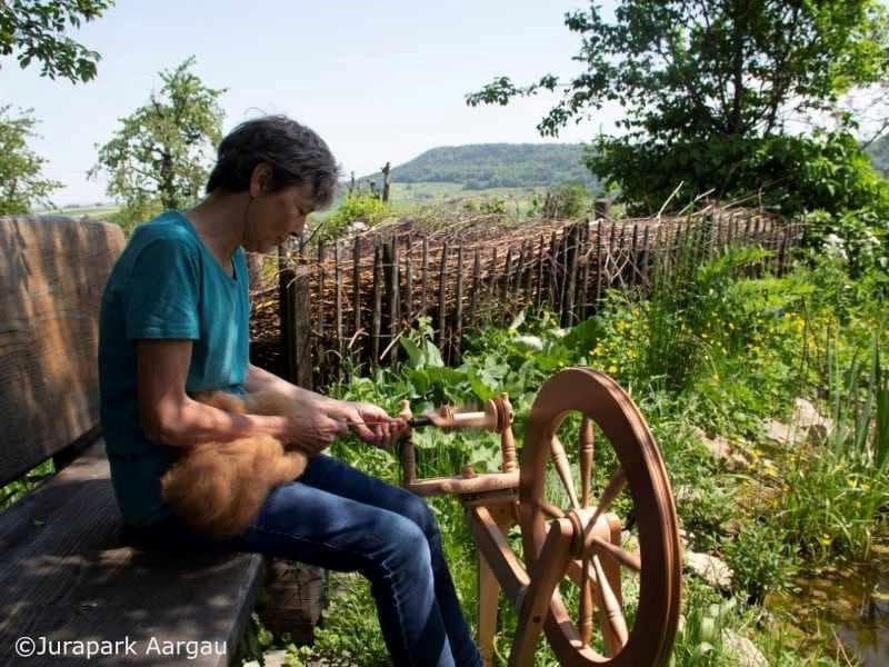 BLOG_Frau-arbeitet-am-Spinnrad