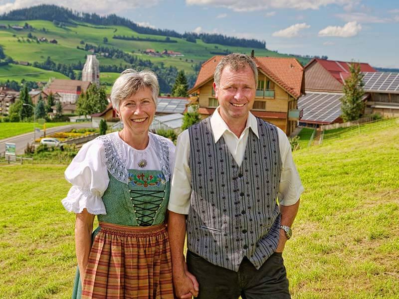 uomo e donna in fattoria bio