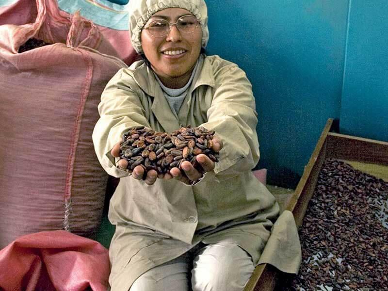 Donna fave di cacao commercio equo e solidale