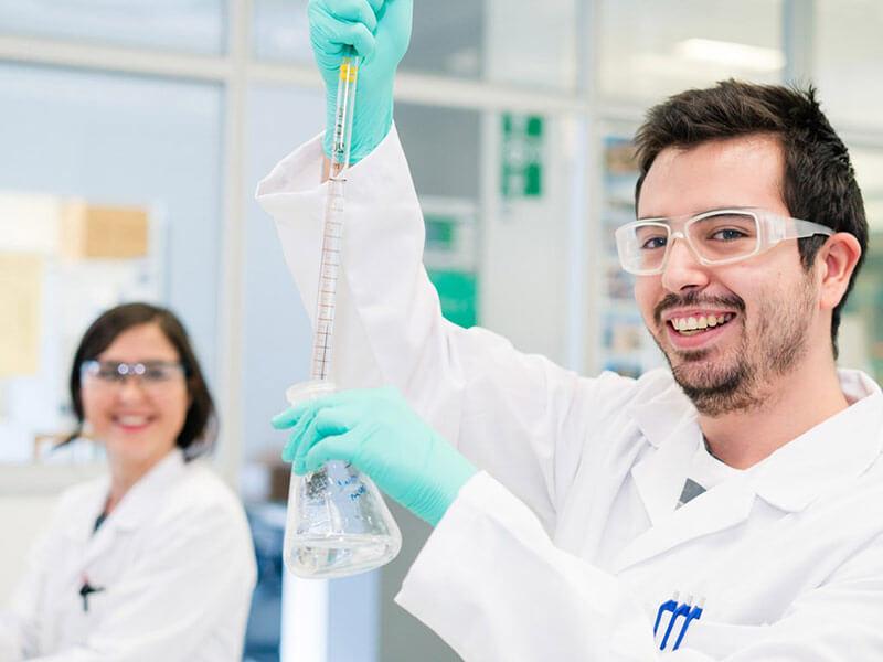 Gruppo Frike_uomo in laboratorio