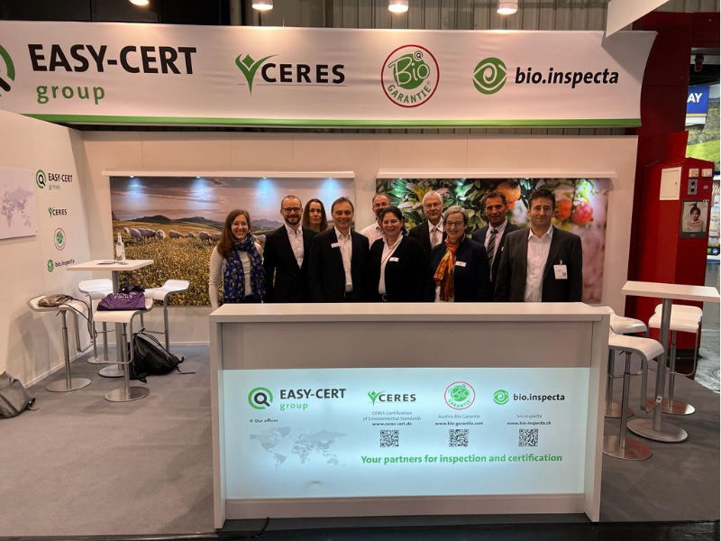 Mitarbeiter vor dem Messestand Biofach 