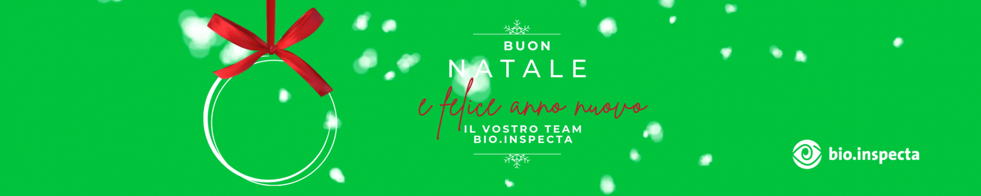 Header home Uomo su un trattore in un campo verde