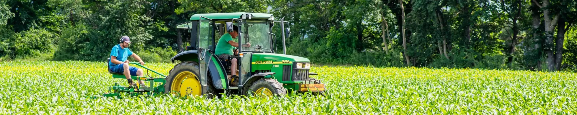 Trattore in azione nei campi – Promozione dell’agricoltura eco-consapevole con il Climate Farm Tool per il bilancio climatico